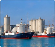 Buque mercante y terminal de graneles